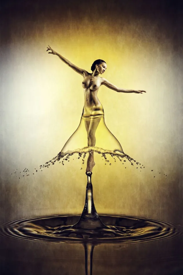 Goldfarbene Bildmontage einer Figur über einer kreisförmigen Wasseroberfläche.